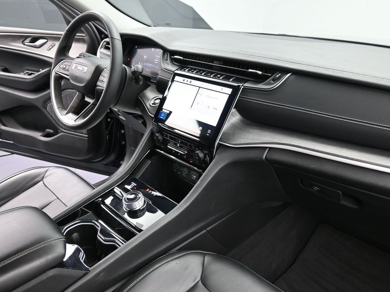 Jeep Grand Cherokee L Vehicle Full-screen Gallery Image 10