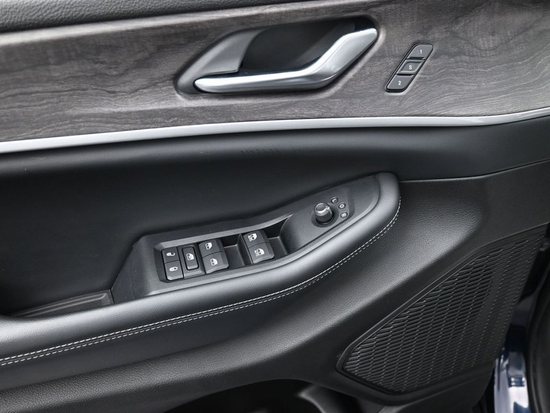 Jeep Grand Cherokee L Vehicle Full-screen Gallery Image 12