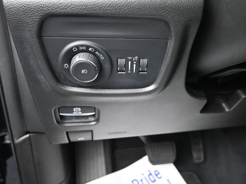 Jeep Grand Cherokee L Vehicle Full-screen Gallery Image 13