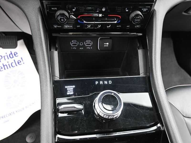 Jeep Grand Cherokee L Vehicle Full-screen Gallery Image 17