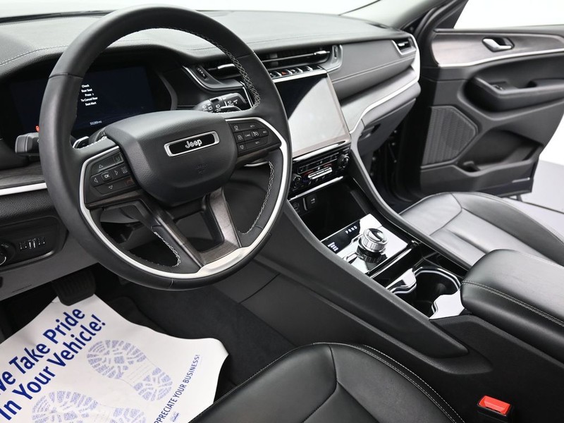 Jeep Grand Cherokee L Vehicle Full-screen Gallery Image 18