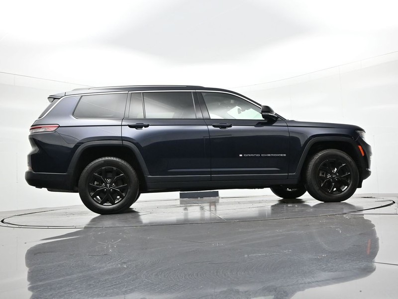 Jeep Grand Cherokee L Vehicle Full-screen Gallery Image 26