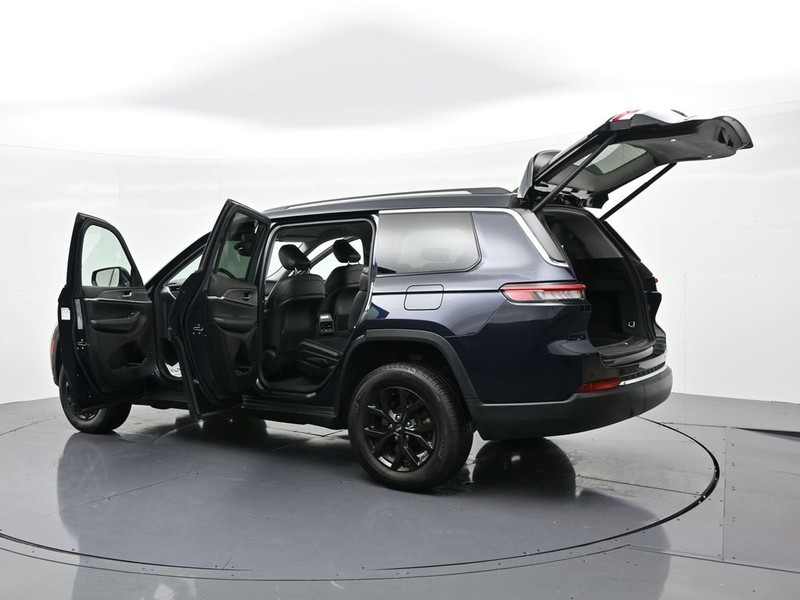 Jeep Grand Cherokee L Vehicle Full-screen Gallery Image 28