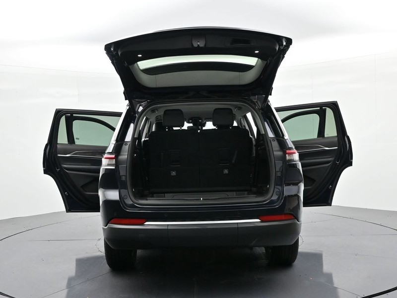 Jeep Grand Cherokee L Vehicle Full-screen Gallery Image 30