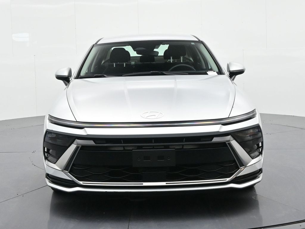 Hyundai Sonata Vehicle Full-screen Gallery Image 3