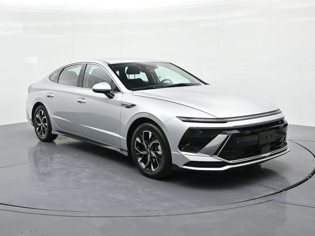 Hyundai Sonata Vehicle Full-screen Gallery Image 4