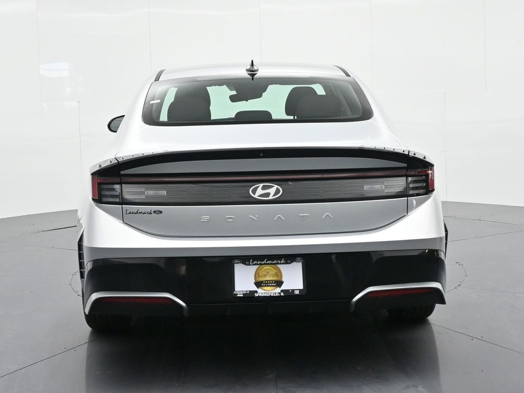 Hyundai Sonata Vehicle Full-screen Gallery Image 7