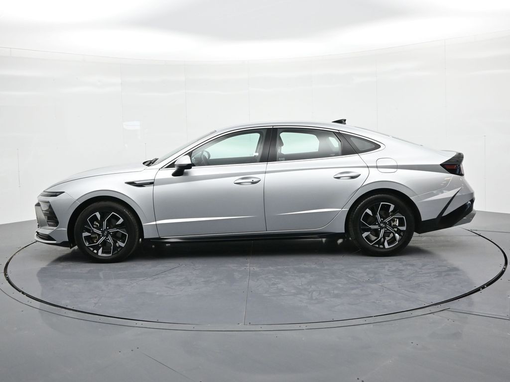 Hyundai Sonata Vehicle Full-screen Gallery Image 9