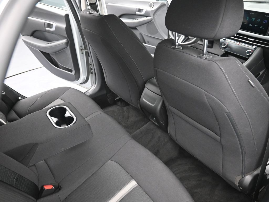 Hyundai Sonata Vehicle Full-screen Gallery Image 11