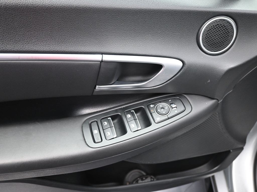 Hyundai Sonata Vehicle Full-screen Gallery Image 12