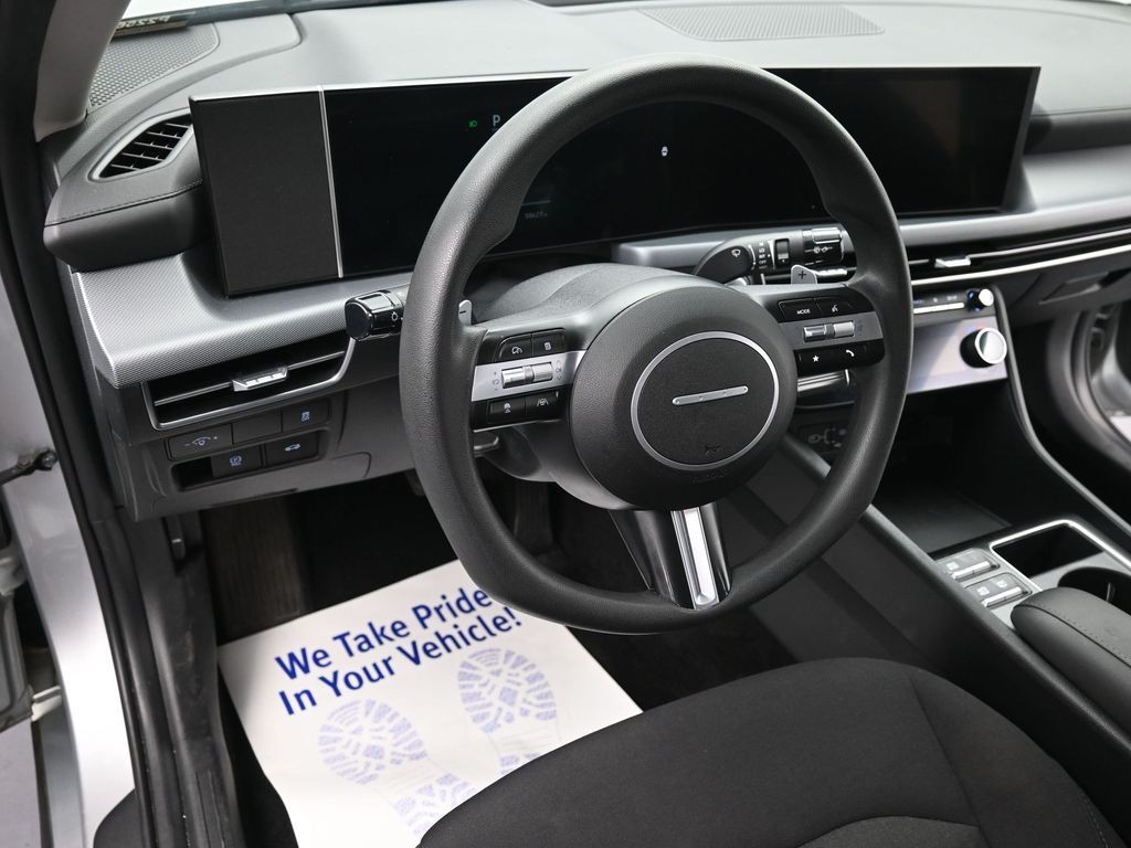 Hyundai Sonata Vehicle Full-screen Gallery Image 18