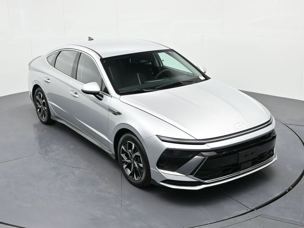 Hyundai Sonata Vehicle Full-screen Gallery Image 19