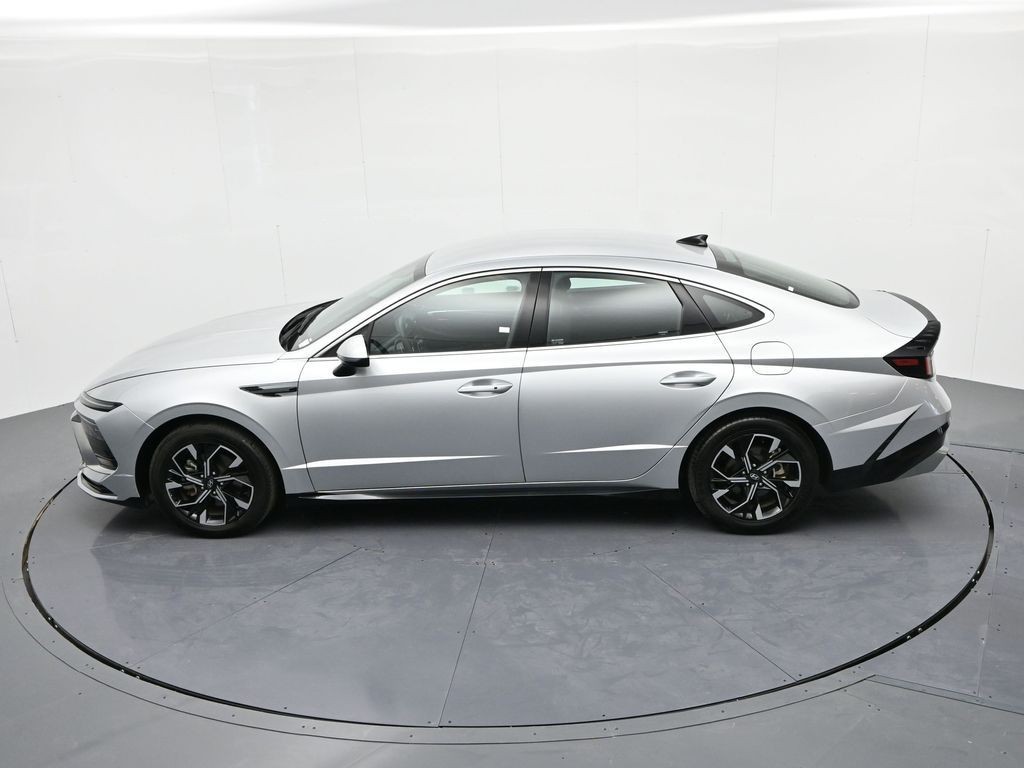 Hyundai Sonata Vehicle Full-screen Gallery Image 22