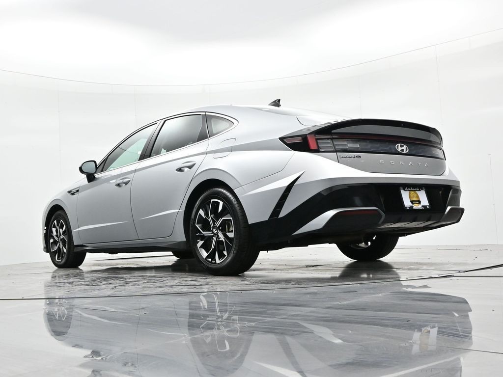 Hyundai Sonata Vehicle Full-screen Gallery Image 23