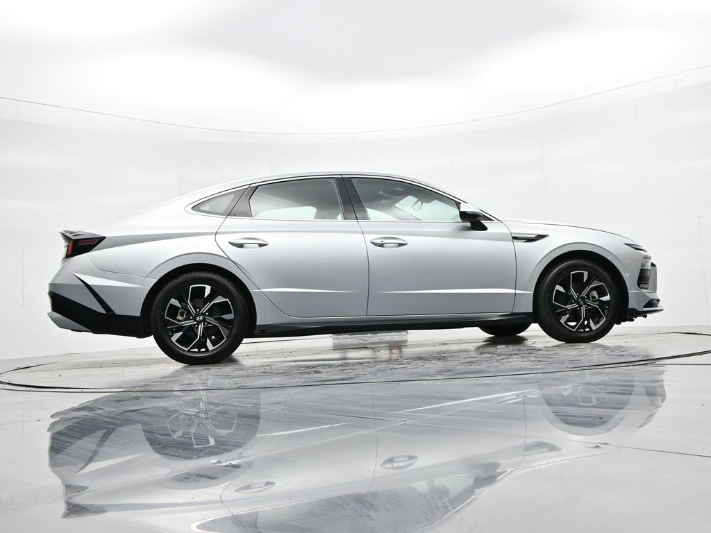 Hyundai Sonata Vehicle Full-screen Gallery Image 26