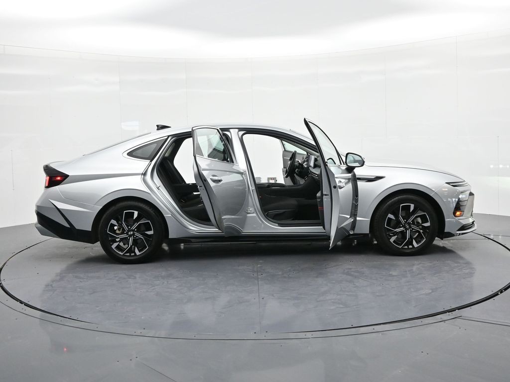 Hyundai Sonata Vehicle Full-screen Gallery Image 27