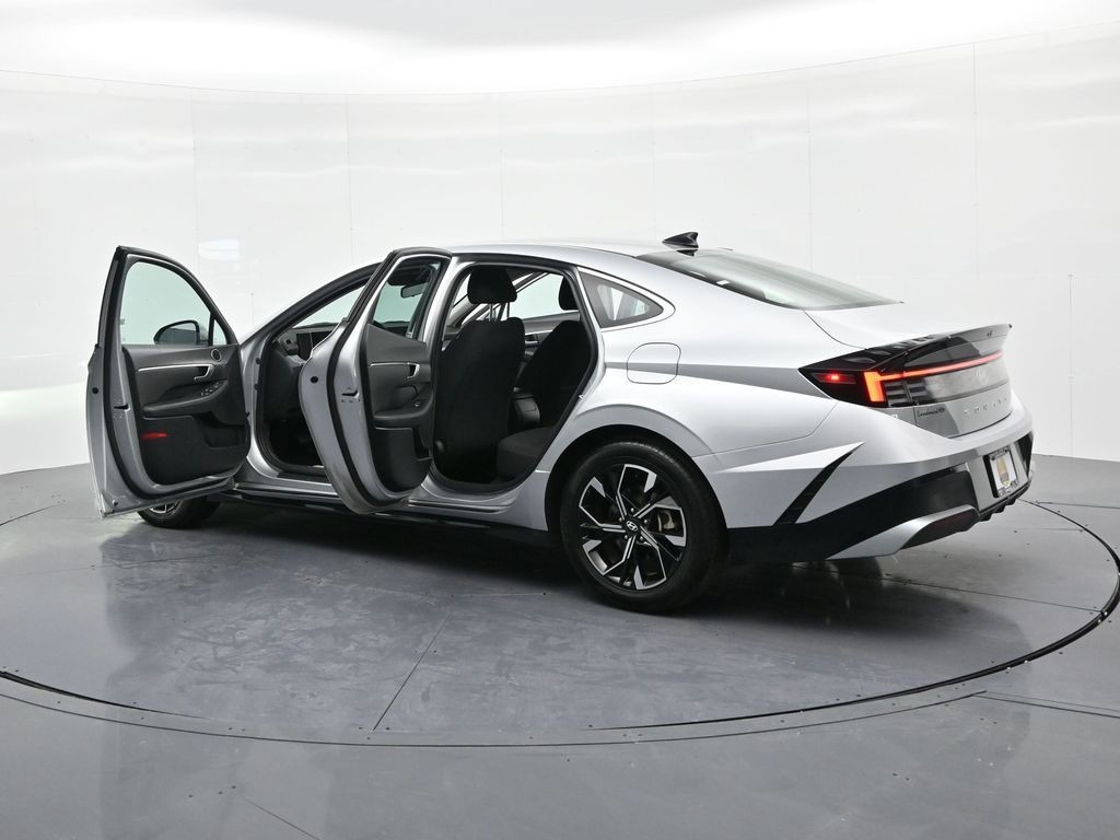 Hyundai Sonata Vehicle Full-screen Gallery Image 28