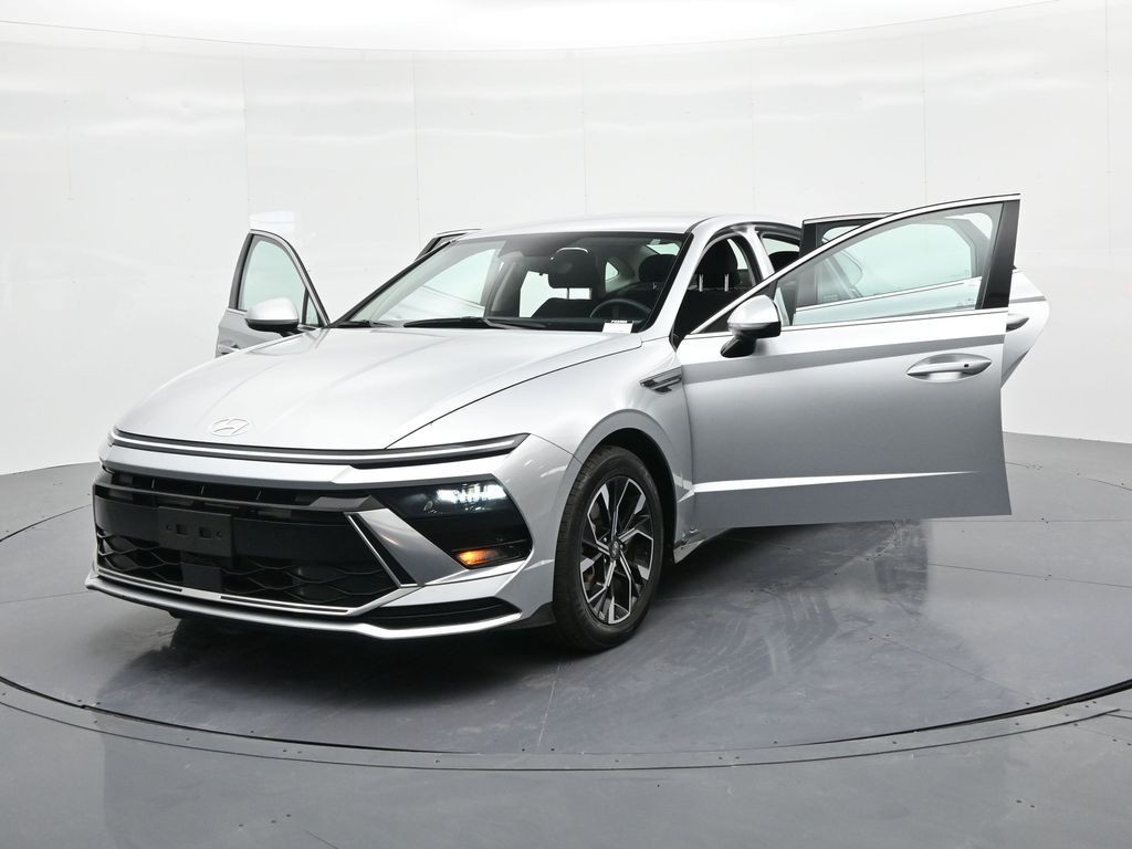 Hyundai Sonata Vehicle Full-screen Gallery Image 29