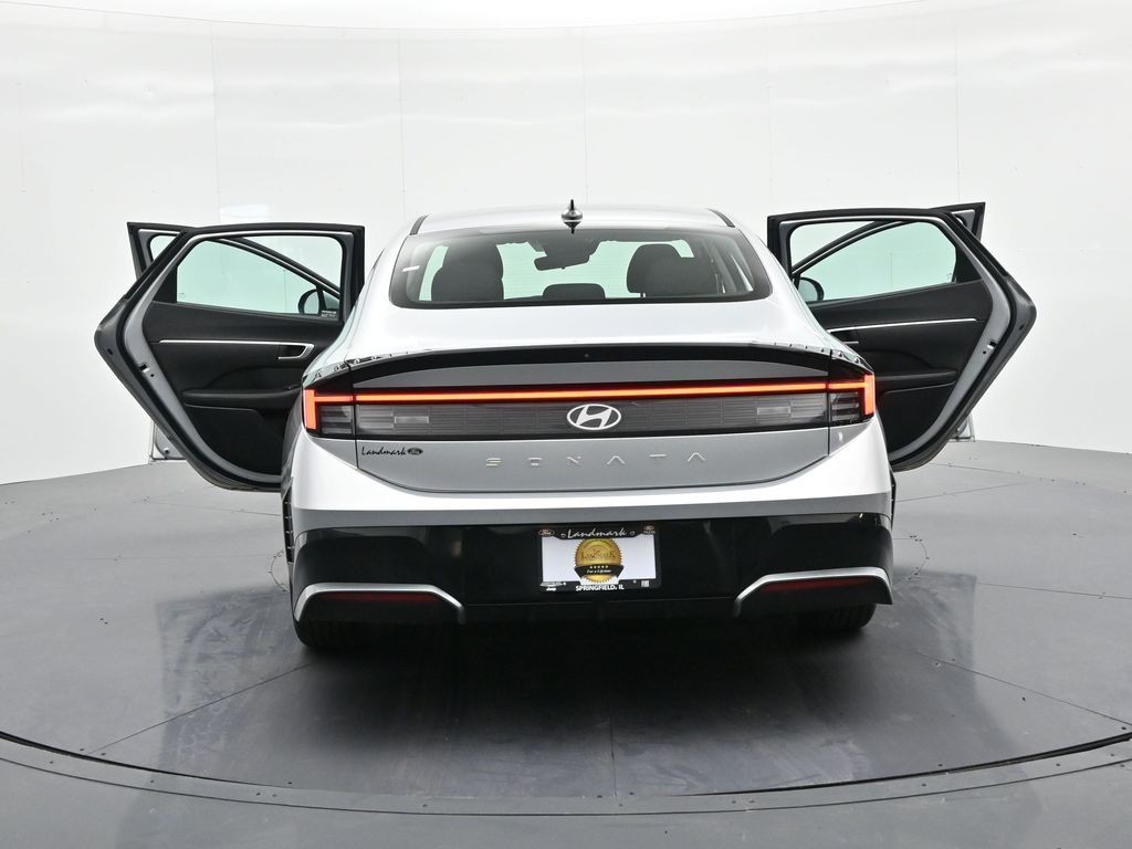 Hyundai Sonata Vehicle Full-screen Gallery Image 30