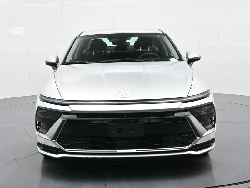 Hyundai Sonata Vehicle Full-screen Gallery Image 3