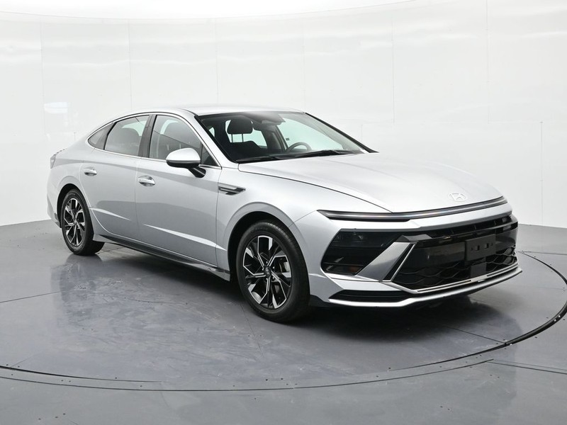 Hyundai Sonata Vehicle Full-screen Gallery Image 4