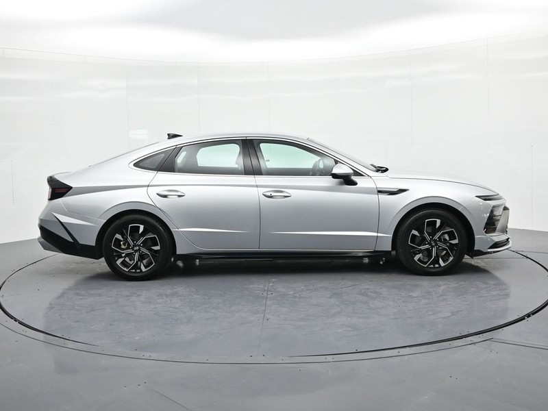 Hyundai Sonata Vehicle Full-screen Gallery Image 5