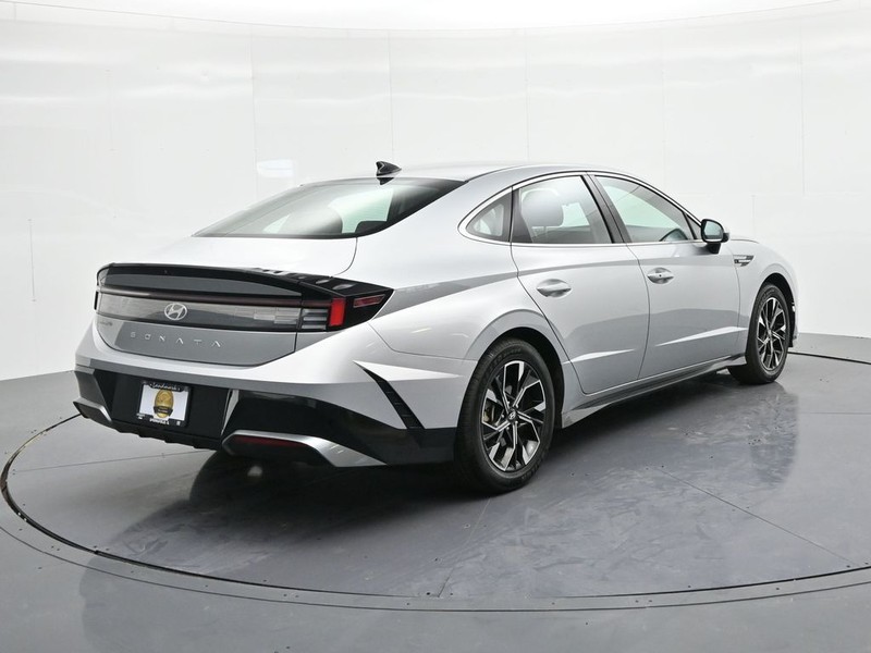 Hyundai Sonata Vehicle Full-screen Gallery Image 6