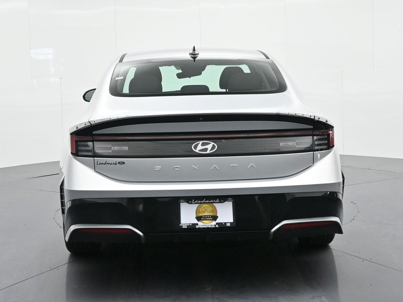 Hyundai Sonata Vehicle Full-screen Gallery Image 7