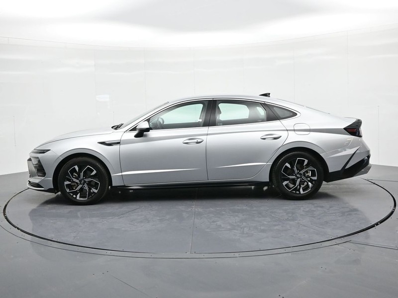 Hyundai Sonata Vehicle Full-screen Gallery Image 9