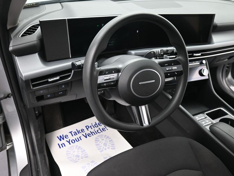 Hyundai Sonata Vehicle Full-screen Gallery Image 18