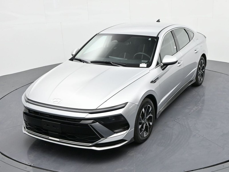 Hyundai Sonata Vehicle Full-screen Gallery Image 21