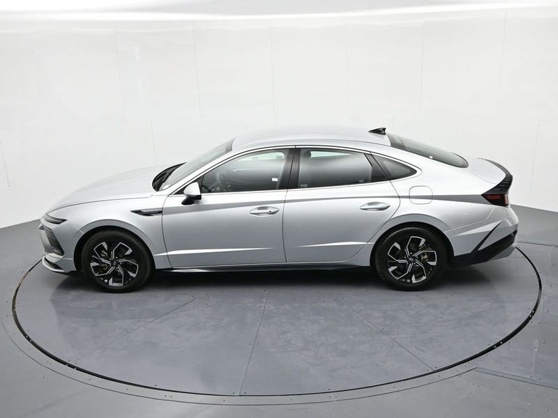 Hyundai Sonata Vehicle Full-screen Gallery Image 22