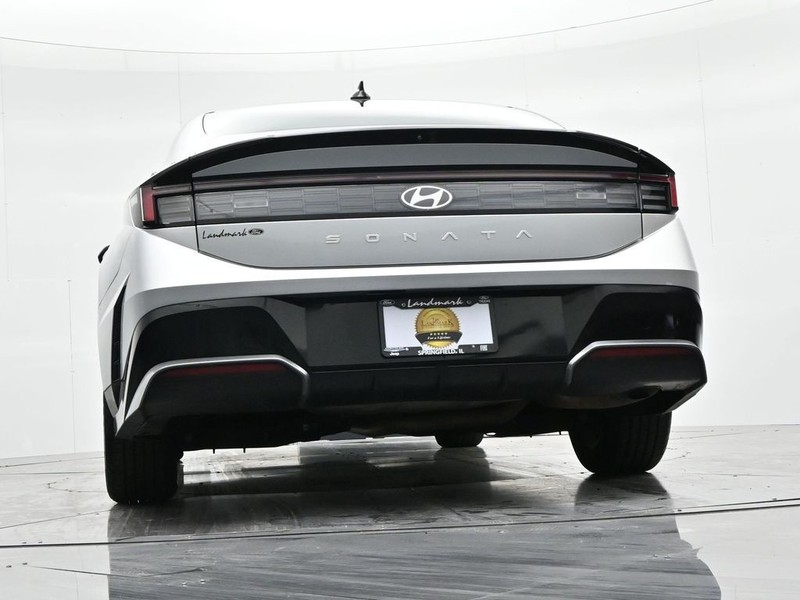 Hyundai Sonata Vehicle Full-screen Gallery Image 24