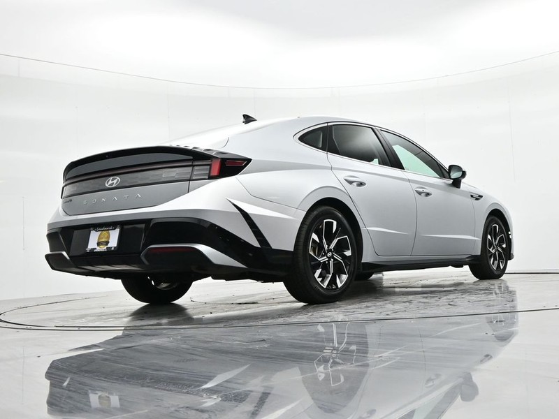 Hyundai Sonata Vehicle Full-screen Gallery Image 25