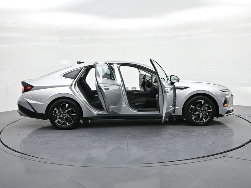 Hyundai Sonata Vehicle Full-screen Gallery Image 27