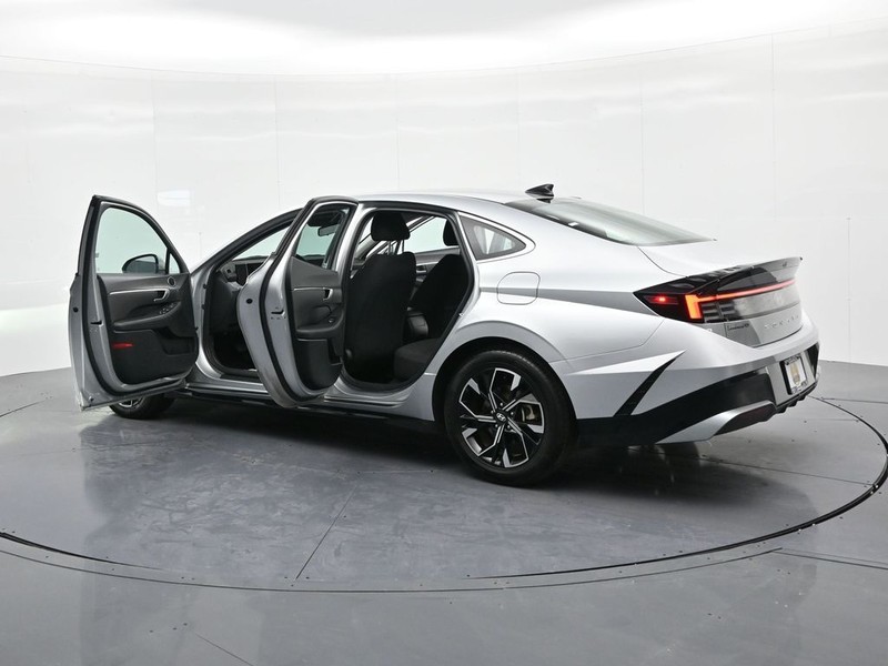 Hyundai Sonata Vehicle Full-screen Gallery Image 28