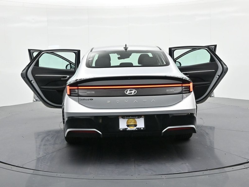 Hyundai Sonata Vehicle Full-screen Gallery Image 30