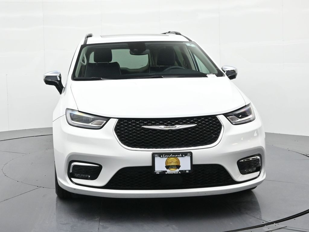 Chrysler Pacifica Vehicle Full-screen Gallery Image 03