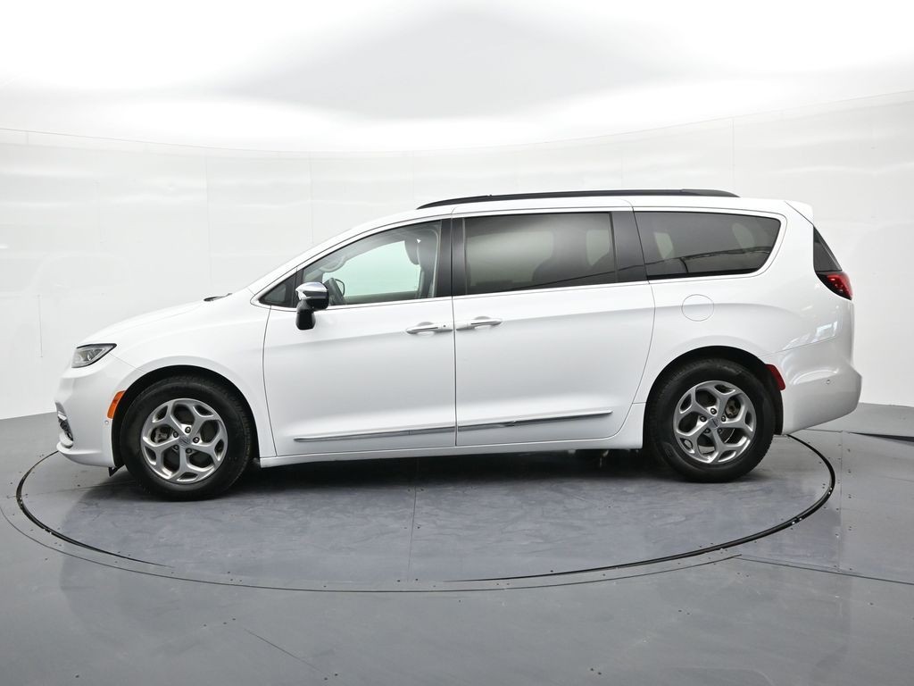 Chrysler Pacifica Vehicle Full-screen Gallery Image 09