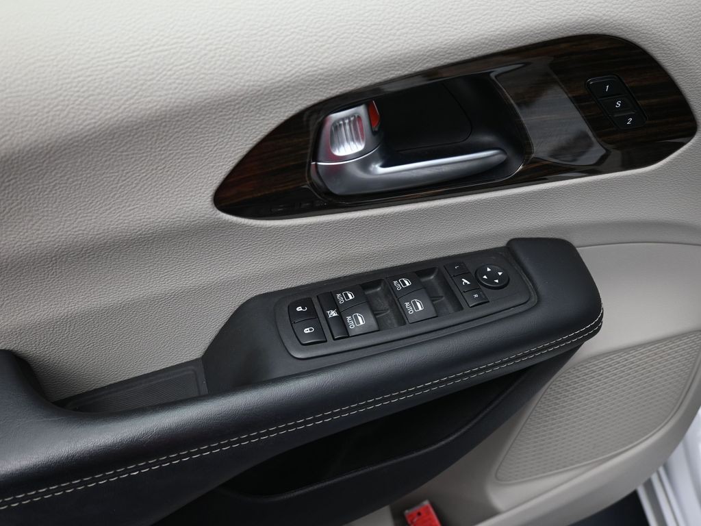Chrysler Pacifica Vehicle Full-screen Gallery Image 10