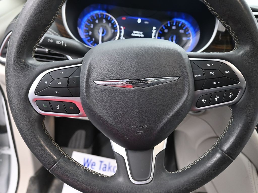 Chrysler Pacifica Vehicle Full-screen Gallery Image 14