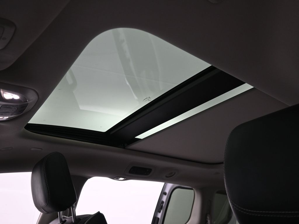 Chrysler Pacifica Vehicle Full-screen Gallery Image 15