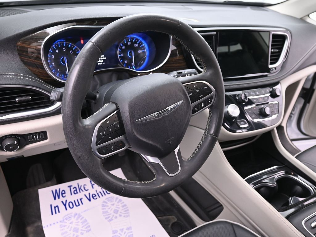 Chrysler Pacifica Vehicle Full-screen Gallery Image 16