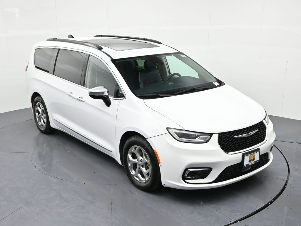 Chrysler Pacifica Vehicle Full-screen Gallery Image 17