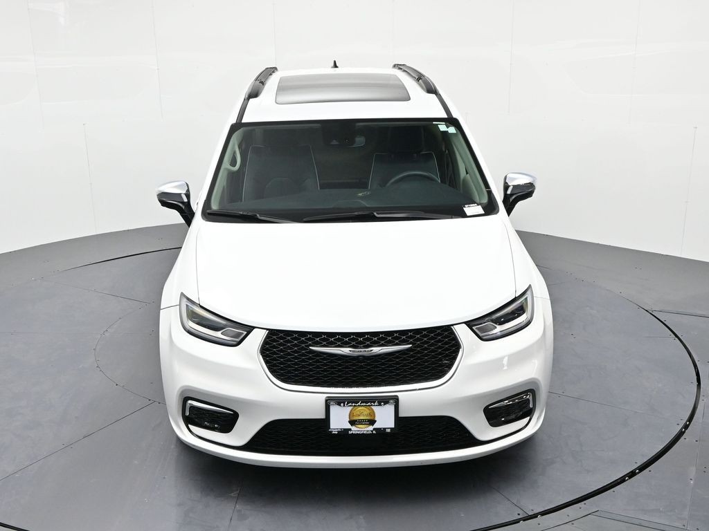 Chrysler Pacifica Vehicle Full-screen Gallery Image 18