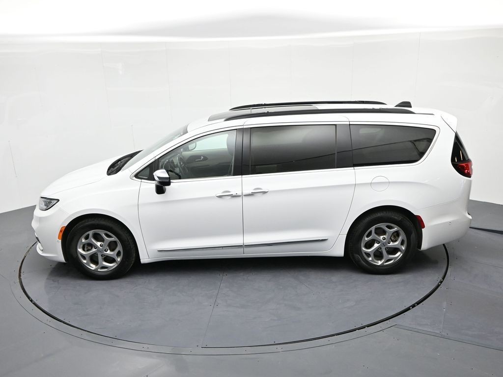 Chrysler Pacifica Vehicle Full-screen Gallery Image 20