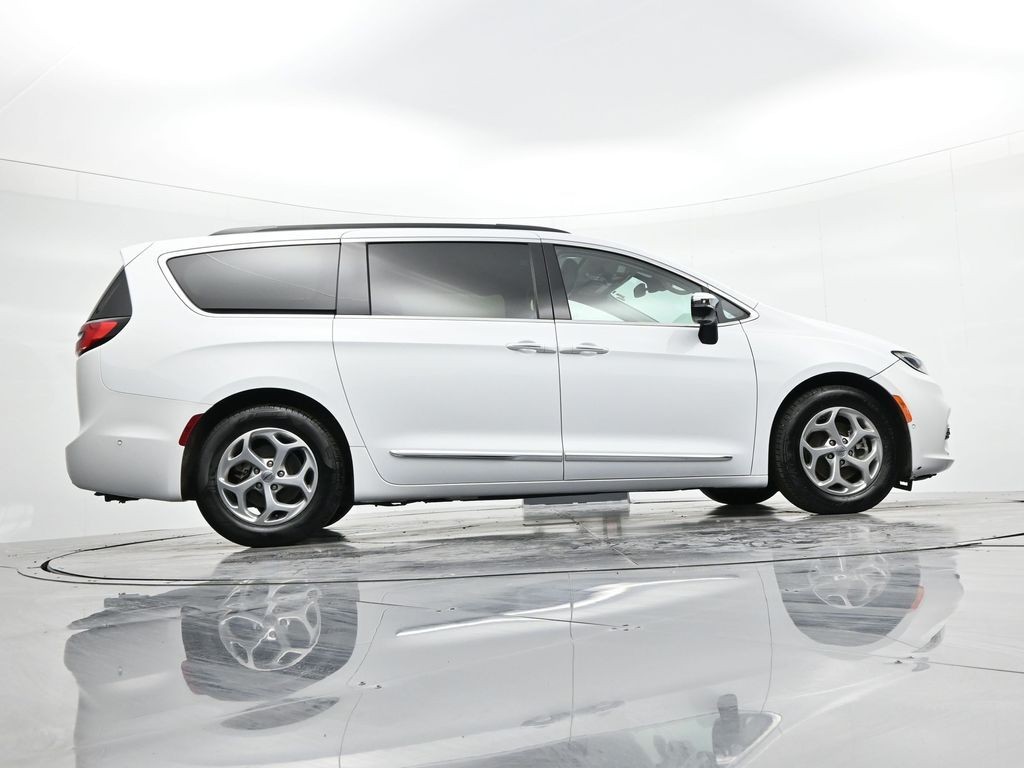 Chrysler Pacifica Vehicle Full-screen Gallery Image 24