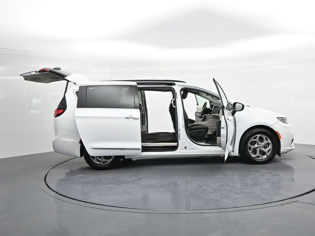 Chrysler Pacifica Vehicle Full-screen Gallery Image 25