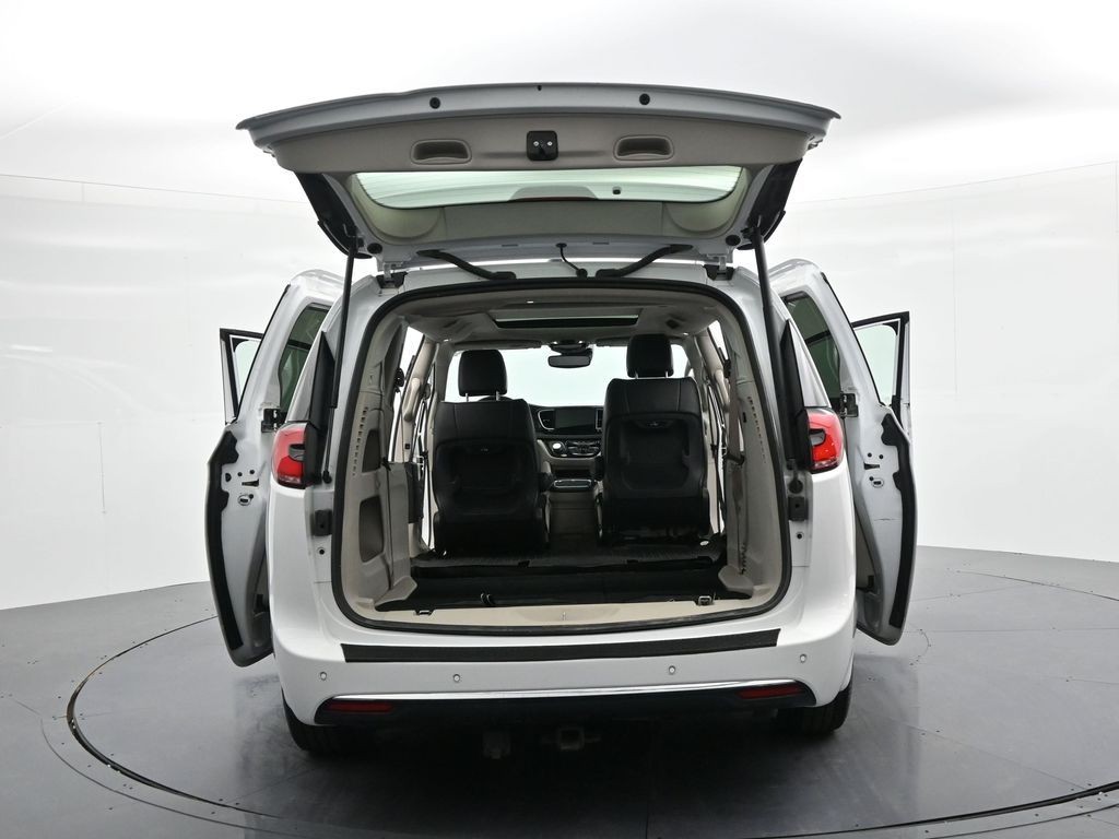 Chrysler Pacifica Vehicle Full-screen Gallery Image 28