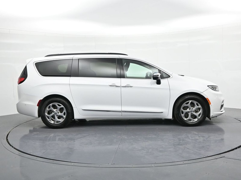Chrysler Pacifica Vehicle Full-screen Gallery Image 5